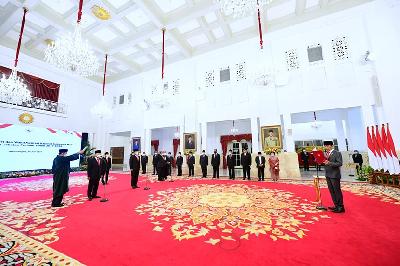 Presiden Joko Widodo dua menteri dan tiga wakil menteri Kabinet Indonesia Maju untuk sisa masa jabatan periode tahun 2019-2024 di Istana Negara, Jakarta, 15 Juni 2022. BPMI Setpres/Muchlis Jr