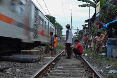 Sejumlah anak bermain di kawasan rel kereta api Pademangan, Jakarta, 15 Juni 2022.  TEMPO/Febri Angga Palguna