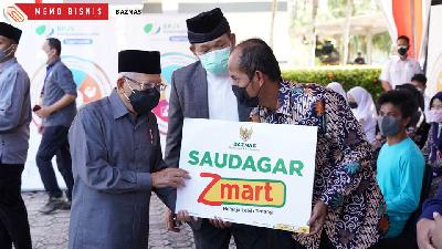 Wakil Presiden Ma'ruf Amin menyerahkan bantuan Santripreneur secara simbolis kepada perwakilan santri di Pondok Pesantren Hidayatussalikin, Pangkalpinang, Bangka Belitung, Selasa, 14 juni 2022.