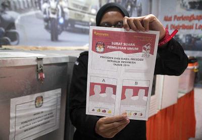 Petugas KPU menunjukan contoh surat suara di Rumah Pintar Pemliu KPU Provinsi Jawa Barat di Bandung, 8 Juni 2022. TEMPO/Prima Mulia