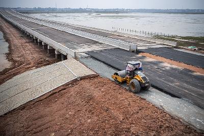 Pekerja menyelesaikan proyek jalan tol Trans Sumatera (JTTS) ruas simpang Indralaya-Muara Enim seksi simpang Indralaya-Prabumulih di Indralaya, Ogan Ilir, Sumatera Selatan, 20 Mei 2022. ANTARA/Nova Wahyudi