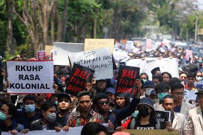 Aksi mahasiswa menolak rencana pengesahan RUU KUHP di depan Gedung DPRD Provinsi Bali di Denpasar, Bali, 2019. Johannes P. Christo