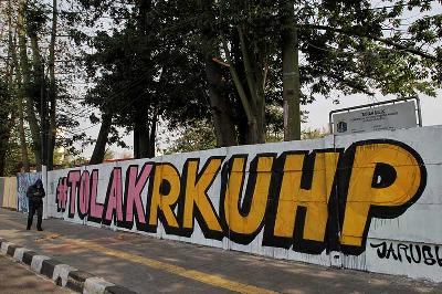 Mural dengan tulisan "Tolak KUHP" di Rawamangun, Jakarta. Tempo/Hilman Fathurrahman W