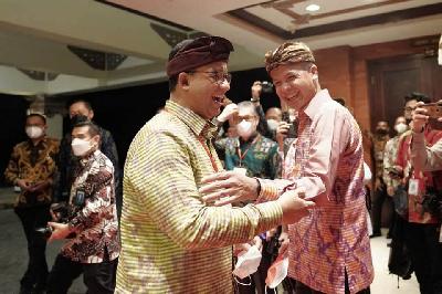 Gubernur DKI Jakarta Anies Baswedan dan Gubernur Jawa Tengah Ganjar Pranowo bertemu dalam Rapat Kerja Nasional Asosiasi Pemerintah Provinsi Seluruh Indonesia (APPSI) di Bali, 9 Mei 2022. Facebook/ Anies Baswedan