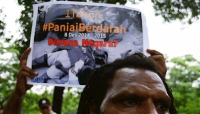 Sejumlah mahasiswa yang tergabung dalam Papua Itu Kita melakukan unjuk rasa di depan Gedung Komisi Nasional Hak Asasi Manusia (Komnas HAM), Jakarta, 2015. TEMPO/Imam Sukamto