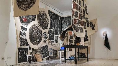 Karya instalasi  dari pegafris Syahrizal Pahlevi berjudul Artist Studio dalam pameran Miracle at Jogja Gallery, Jogjakarta, 11 Juni 2022. TEMPO/Pito Agustin