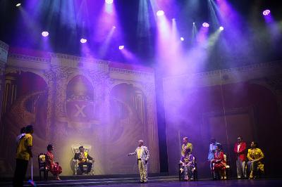 Pertunjukan seni teater yang digabungkan dengan seni musik dan seni tari dengan lakon "Tamu Agung" di Ciputra Artpreneur Theater, Jakarta, 18 Juni 2022. TEMPO / Hilman Fathurrahman W