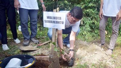 Wali Kota Sawahlunto, Deri Asta menanam bibit pohon nangka saat pencanangan Taman Kehati Emil Salim, di Sawahlunto, Sumatera Barat, 8 Juni 2022. Dok Humas Pemko Sawahlunto