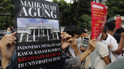 Massa dari berbagai lembaga dan organisasi mahasiswa mengadakan aksi untuk mengawal proses kasasi kasus kekerasan seksual di Universitas Riau, di depan gedung Mahkamah Agung RI, Jakarta, 13 Juni 2022. (foto: TEMPO/ Muhammad Syauqi Amrullah)