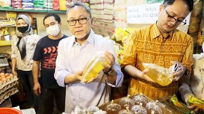 Menteri Perdagangan Zulkifli Hasan didampingi Wakil Menteri Jerry Sambuaga (kanan) meninjau harga minyak goreng curah di Pasar Cibubur, Jakarta, 16 Juni 2022. ANTARA/Asprilla Dwi Adha