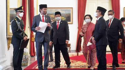 Presiden Joko Widodo berbincang usai upacara pelantikan menteri dan wakil menteri Kabinet Indonesia Maju sisa masa jabatan periode 2019-2024 di Istana Negara, 15 Juni 2022. ANTARA/Akbar Nugroho Gumay