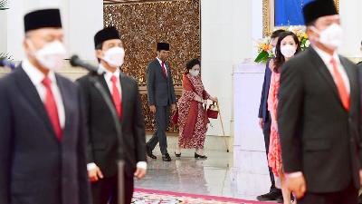 President Joko Widodo and Megawati Soekarno Putri enter the inauguration room for new ministers and deputy ministers after the June cabinet reshuffle, at the State Palace, Jakarta, June 15.
BPMI Setpres/Muchlis Jr
