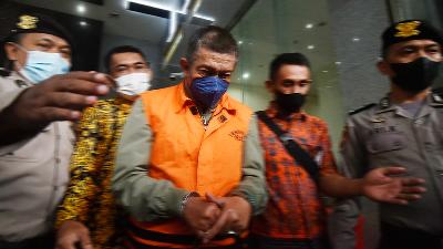 Yogyakarta Mayor for the 2012-2016 and 2017-2022 terms, Haryadi Suyuti, wears the orange vest for detainees after his arrest in a KPK sting operation, at the Corruption Eradication Commission Building, Jakarta, June 3.
TEMPO/Imam Sukamto
