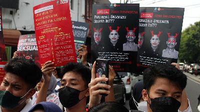 University students demonstrate by carrying posters depicting the three Pekanbaru District Court judges who acquitted Syafri Harto, the non-active dean of Riau University’s (UNRI) Faculty of Social and Political Sciences, who was the defendant in a case of sexual harassment against a female student, at the Supreme Court building, Jakarta, June 13.
Tempo/Muhammad Syauqi Amrullah
