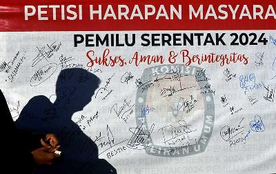 Warga menandatangani petisi harapan masyarakat pada sosialisasi tahapan Pemilu 2024 di Taman Sultan Hasanuddin, Kabupaten Gowa, Sulawesi Selatan, 19 Juni 2022. ANTARA/Abriawan Abhe