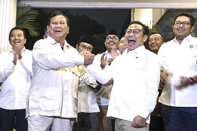 Ketua Umum Partai Gerindra Prabowo Subianto (kiri) dan Ketua Umum PKB Muhaimin Iskandar setalah melakukan pertemuan di Kertanegara, Jakarta, 18 Juni 2022. ANTARA/Muhammad Adimaja