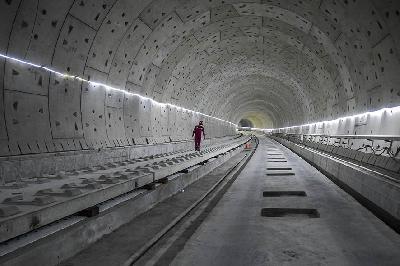Pekerja menyelesaikan pengerjaan proyek Tunnel Satu Halim Kereta Cepat Jakarta-Bandung (KCJB) di Jalan Tol Jakarta-Cikampek KM 5+500, Jakarta, 27 Januari 2022. ANTARA/Galih Pradipta