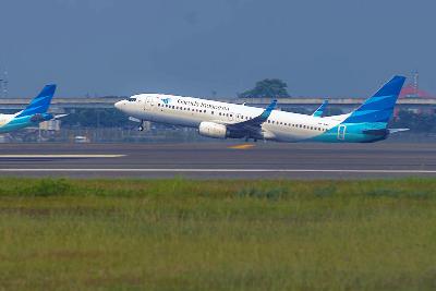 Pesawat Garuda Indonesia lepas landas di Bandara Internasional Soekarno Hatta, Cengkareng, Tangerang, Banten. TEMPO/Tony Hartawan