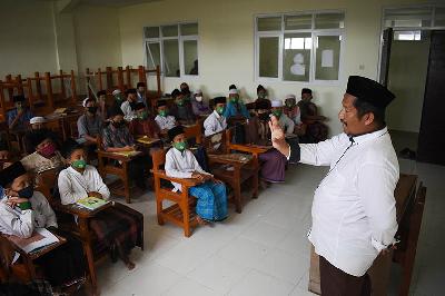Guru melakukan kegiatan belajar-mengajar di sebuah madrasah di Bandung, Jawa Barat, 25 November 2020. TEMPO/Prima Mulia