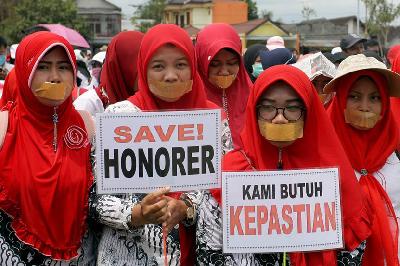 Guru honorer dan guru tidak tetap menggelar aksi di halaman kantor Bupati Blitar, Jawa Timur, 29 Oktober 2018. ANTARA/Irfan Anshori