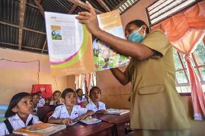 Guru memberikan pelajaran di salah satu rumah siswa di Desa Nuruwe, Seram Bagian Barat, Maluku, 9 November 2020. ANTARA/Muhammad Adimaja