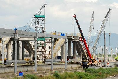 Suasana pembangunan jalur rel Kereta Cepat Jakarta-Bandung (KCJB) di Stasiun Tegalluar, Kabupaten Bandung, Jawa Barat, 21 Juni 2022. TEMPO/Prima Mulia