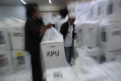 Petugas membawa kotak suara dari TPS di kantor Kecamatan Sumur Bandung, Jawa Barat, 2019. TEMPO/Prima Mulia