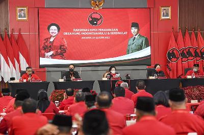 Ketua Umum Megawati Soekarnoputri (tengah) memimpin paripurna pertama dalam Rakernas II PDI Perjuangan di Sekolah Partai PDI Perjuangan, Lenteng Agung, Jakarta, 21 Juni 2022. ANTARA/M Risyal Hidayat