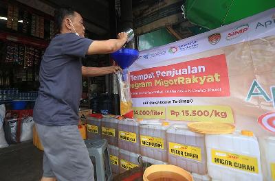 Pedagang mengemas minyak goreng curah di titik penjualan Minyak Goreng Curah Rakyat (MGCR) di Klender, Jakarta, 22 Juni 2022. TEMPO/Subekti