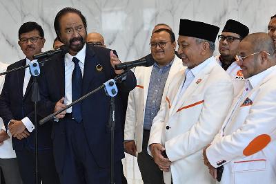 Ketua Umum Partai Nasional Demokrat (Nasdem) Surya Paloh (kedua kiri) dan Presiden Partai Keadilan Sejahtera (PKS) Ahmad Syaikhu (kedua kanan) usai melakukan pertemuan di Kantor DPP Nasdem, Jakarta, 22 Juni 2022. ANTARA/Aditya Pradana Putra