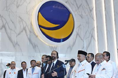 Ketua Umum Partai Nasional Demokrat (Nasdem) Surya Paloh (kedua kiri) dan Presiden Partai Keadilan Sejahtera (PKS) Ahmad Syaikhu (kedua kanan) melakukan pertemuan di Kantor DPP Nasdem, Jakarta, 22 Juni 2022. ANTARA/Aditya Pradana Putra