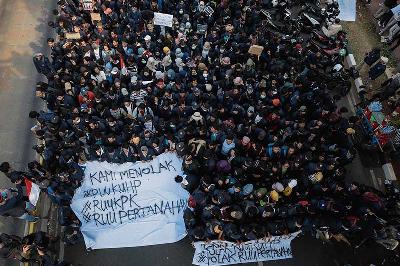Aksi menolak RKUHP di depan Gedung DPR/MPR, Jakarta, 2019.  TEMPO/M Taufan Rengganis