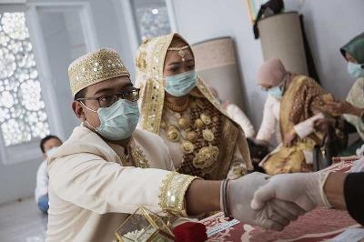 Pasangan pengantin saat menggelar akad nikah di kawasan Pancoran, Jakarta, 31 Maret 2020. TEMPO/M Taufan Rengganis