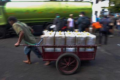 Warga membawa jirigen kosong untuk membeli minyak goreng di Pasar Kramat Jati, Jakarta, 3 Februari 2022.
Tempo/Tony Hartawan