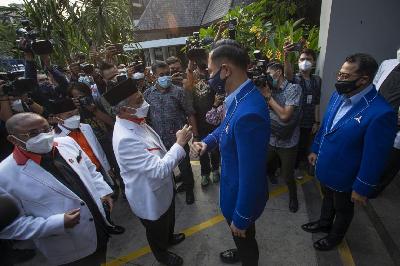 Ketua Umum Partai Demokrat Agus Harimurti Yudhoyono (kedua kanan) menerima kunjungan Presiden Partai Keadilan Sejahtera (PKS) Ahmad Syaikhu (kedua kiri) di kantor DPP Partai Demokrat, Jakarta, 22 April 2021. ANTARA/Aditya Pradana Putra