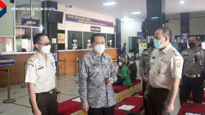 Kunjungan Dirjen Bina Keuangan Daerah (Keuda) Kemendagri Agus Fatoni dalam rangka Peninjauan dan Monitoring Samsat Rajabasa Bandar Lampung, Selasa, 21 Juni 2022.