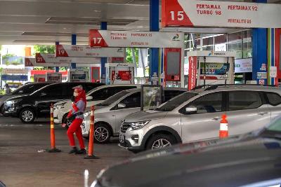 Suasana pengisian bahan bakar di SPBU kawasan Kuningan, Jakarta,1 April 2022. Tempo/Tony Hartawan
