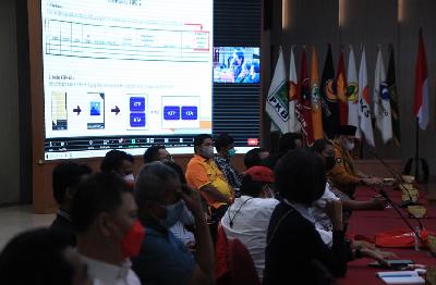Sejumlah peserta perwakilan partai politik mengikuti  Rapat Koordinasi Integrasi dan Migrasi Data Sistem Informasi Partai Politik (Sipol) di Kantor KPU , Jakarta, 17 Juni 2022. ANTARA/Reno Esnir