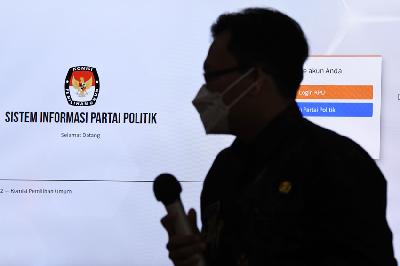 Petugas Komisi Pemilihan Umum (KPU) menunjukkan tampilan Sistem Informasi Partai Politik (Sipol) Pemilu 2024 di Jakarta, 24 Juni 2022. ANTARA/Aditya Pradana Putra