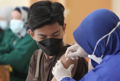 Warga mengikuti Vaksin Booster Covid 19 yang diselenggarakan oleh RSUD Kecamatan Johar Baru di GOR Johar Baru, Jakarta, 14 Juni 2022. TEMPO/Subekti.