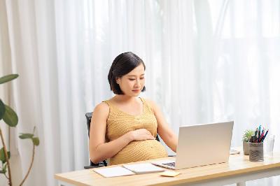 Ilustrasi ibu hamil bekerja di kantor. Shutterstock.