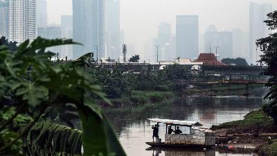 Gambaran kabut polusi udara di Jakarta, 17 Juni 2022. ANTARA/Aprillio Akbar