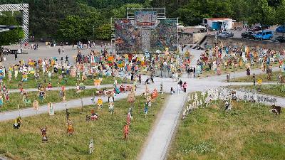Baliho karya Taring Padi yang berjudul People's Justice (2002) dan kumpulan boneka kardus (2021-2022), di Friedrichsplatz, salah satu tempat penyelenggaraan pameran Documenta 15, di Kassel, Jerman, 17 Juni 2022. Nicolas Wefers