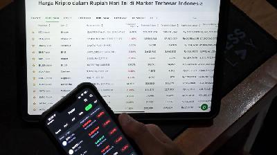 Investor memantau pergerakan kripto di aplikasi telepon pintar dan tablet. TEMPO/Ratih Purnama
