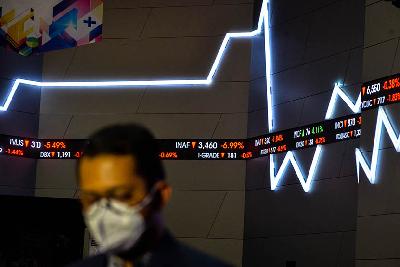 Layar pergerakan Index Harga Saham Gabungan di Bursa Efek Indonesia,  Jakarta. TMPO/Tony Hartawan