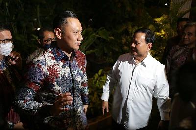 Ketua Umum Partai Gerindra Prabowo Subianto (kanan) menyambut Ketua Umum Partai Demokrat Agus Harimurti Yudhoyono saat tiba di Kertanegara, Jakarta, 24 Juni 2022.  TEMPO/M Taufan Rengganis