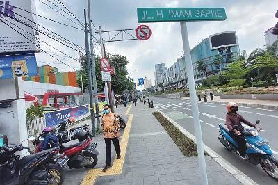 Warga melintas di Jalan H Imam Sapi'ie yang sebelumnya bernama Jalan Senen Raya, Jakarta, 21 Juni 2022. TEMPO/Muhammad Hidayat
