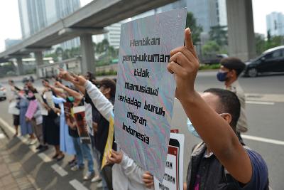 Koalisi Buruh Migran Berdaulat (KBMB) menggelar aksi terkait nasib pekerja migran Indonesia di Malaysia, di depan Kedutaan Besar Malaysia, Jakarta, 24 Juni 2022. TEMPO/ Febri Angga Palguna
