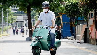 Jakarta Governor Anies Baswedan riding a Vespa VN125 in Jalan Sudirman, Jakarta, in March 2022.
TEMPO/ Cristian Hansen
