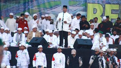 Jakarta Governor Anies Baswedan in the Maulid (birthday of Prophet Muhammad) celebration and the Grand Reunion of the 212 Alumni at the National Monument (Monas) area, Jakarta, December 2, 2017.
TEMPO/Ilham Fikri/File Photo
